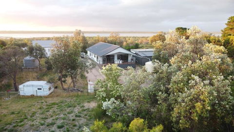 PIECE OF PARADISE, Huge 4 Bedroom Haven - Yamba Accommodation 3