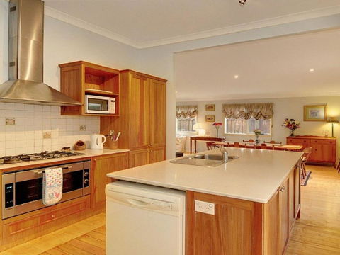 Plum Tree Cottage - Yamba Accommodation 3