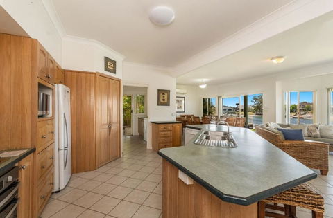 Ponderosa - Pet Friendly Waterfront - Yamba Accommodation 3