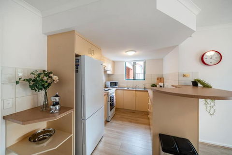 Poppy On The Lane - WiFi CBD - Yamba Accommodation 3