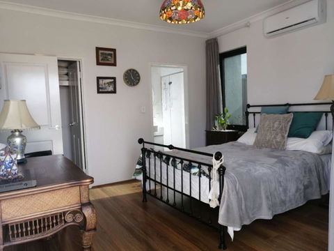 Private & Cosy! Master Bedroom In Perth With Garden View - Yamba Accommodation 2