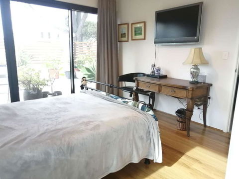 Private & Cosy! Master Bedroom In Perth With Garden View - Yamba Accommodation 1