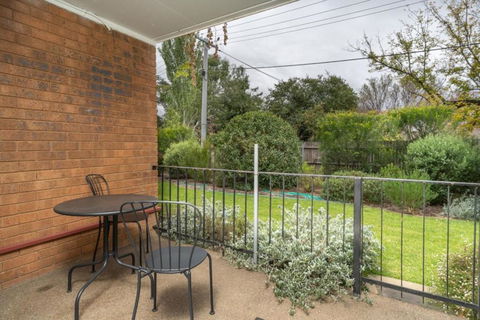 Quiet 2BR Apartment With Garden Views In Griffith - Yamba Accommodation 1