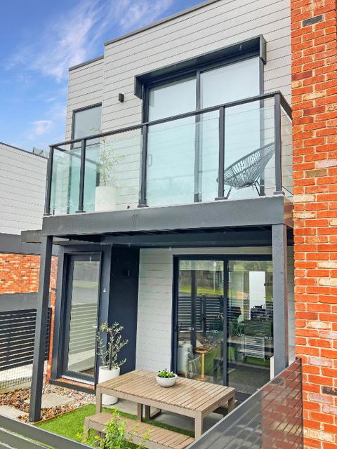 Private Room & Ensuite, In Shared Modern 2 Level Apartment - Full Use Of All Facilities - Yamba Accommodation 1