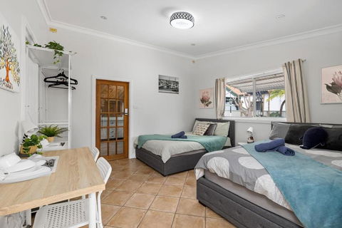 Quadruple Ensuite Room - Nearby Stations & Shops - Yamba Accommodation 0
