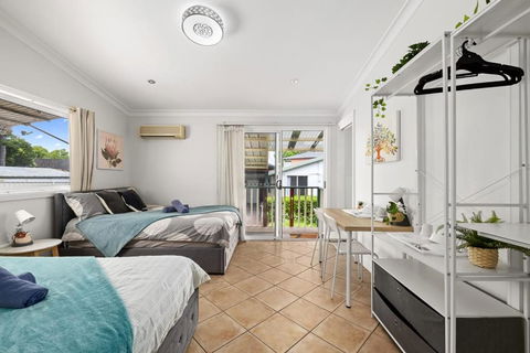 Quadruple Ensuite Room - Nearby Stations & Shops - Yamba Accommodation 1