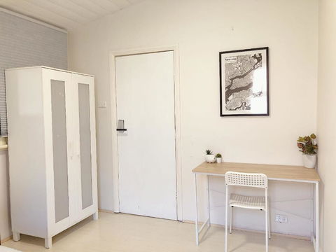 Quaint Double Or Queen Room - Mins To Stations&UNSW - Shared Bathroom - Yamba Accommodation 2