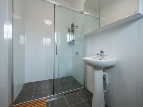 Quaint Double Or Queen Room - Mins To Stations&UNSW - Shared Bathroom - Yamba Accommodation 3