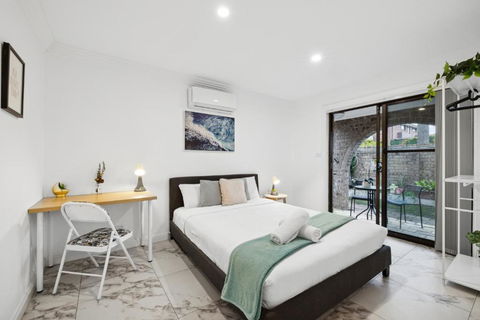 Quaint Double Room - Centrally Located At Glenfield - Shared Bathroom - Yamba Accommodation 0