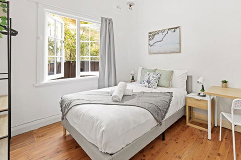 Quaint Double Room - Seconds To Shops & Eateries - Shared Bathroom - Yamba Accommodation 0