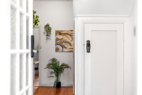 Quaint Double Room - Seconds To Shops & Eateries - Shared Bathroom - Yamba Accommodation 3