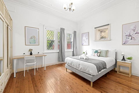 Quaint Double Room - Seconds To Shops & Eateries - Shared Bathroom - Yamba Accommodation 1