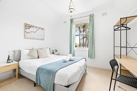 Quaint Double Room - Seconds To Shops & Eateries - Shared Bathroom - Yamba Accommodation 2