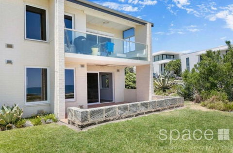 Quintessential Oceanview Apartment In Cottesloe - Yamba Accommodation 3
