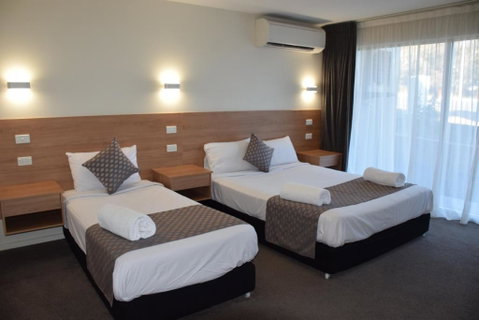 Rainbow Motel Queanbeyan - Yamba Accommodation 0