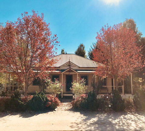 Autumn Beauty - Cottage 3 - Yamba Accommodation 1