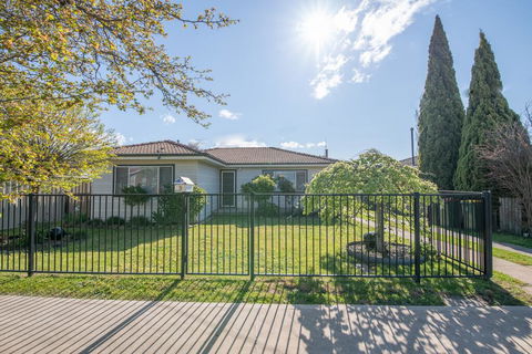 Autumn St - Trendy East Orange - Near CBD - Yamba Accommodation 0
