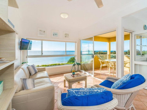 Avalon 1 - Overlooking Beautiful Convent Beach - Yamba Accommodation 3