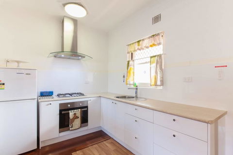 B8 Cafes, Resturants, UWA Close To SCGH - Yamba Accommodation 2