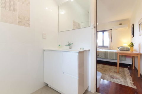 B8 Cafes, Resturants, UWA Close To SCGH - Yamba Accommodation 0