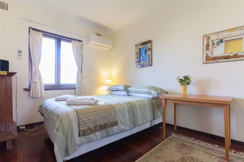 B8 Cafes, Resturants, UWA Close To SCGH - Yamba Accommodation 3