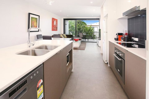 Back Of The Block Bulimba - Executive 3BR Bulimba Apartment With Leafy Outlook - Yamba Accommodation 2