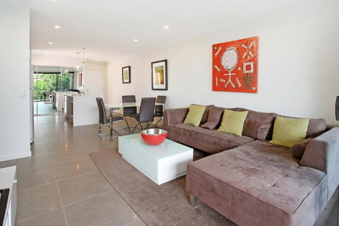 Back Of The Block Bulimba - Executive 3BR Bulimba Apartment With Leafy Outlook - Yamba Accommodation 1