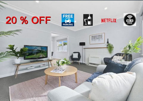 BALLARAT CLOSE 2 CBD + HOSPITAL+3BR HOME+NETFLIX + WiFi + Gift - Yamba Accommodation 0