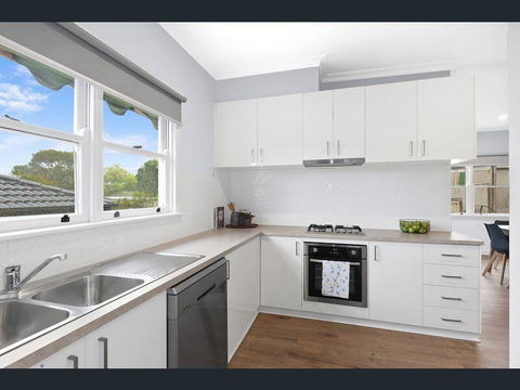 BALLARAT CLOSE 2 CBD + HOSPITAL+3BR HOME+NETFLIX + WiFi + Gift - Yamba Accommodation 3