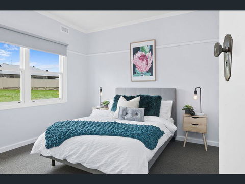 BALLARAT CLOSE 2 CBD + HOSPITAL+3BR HOME+NETFLIX + WiFi + Gift - Yamba Accommodation 1