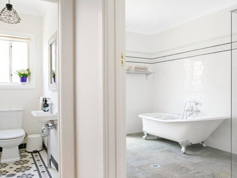 Ballogie Lodge - A Quality, Timeless Retreat - Yamba Accommodation 1