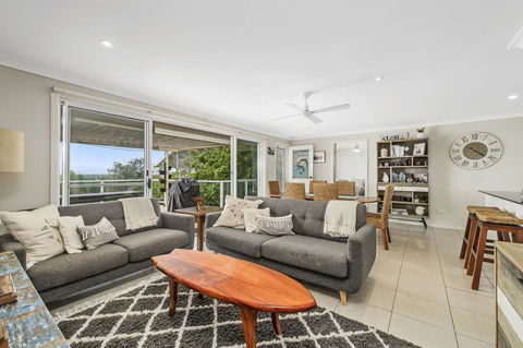 Barefoot Top Floor, 32 Skyline Crescent, Crescent Head - Yamba Accommodation 2