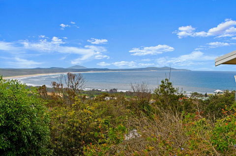 Barefoot Top Floor, 32 Skyline Crescent, Crescent Head - Yamba Accommodation 1