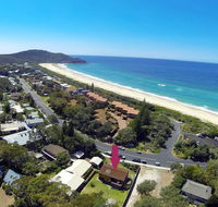 BARRELS AT BOOMERANG - Yamba Accommodation
