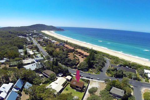 BARRELS AT BOOMERANG - Yamba Accommodation 0