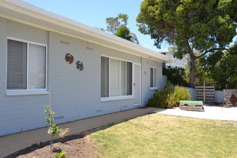 Bay Breeze Cottage - Yamba Accommodation 1