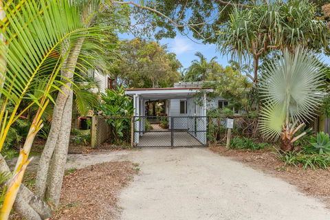 BEACH RETREAT - Yamba Accommodation 2