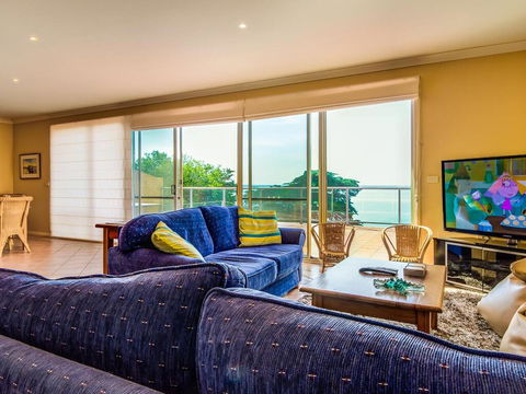 Beachfront Penthouse Cowes - Yamba Accommodation 3