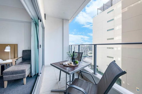 Resort-Style Sister Studios - Double Delight In The CBD - Yamba Accommodation 2
