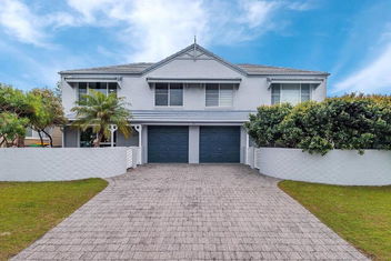 RED Rock - Townhouse In Town with Yamba Accommodation