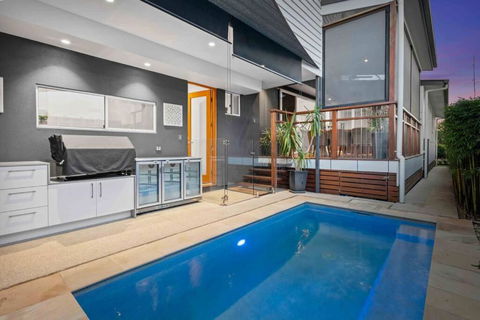 Redcliffe CBD Family Beach House - Yamba Accommodation 0