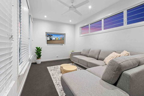 Redcliffe CBD Family Beach House - Yamba Accommodation 2