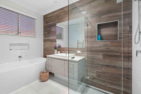 Redcliffe CBD Family Beach House - Yamba Accommodation 3