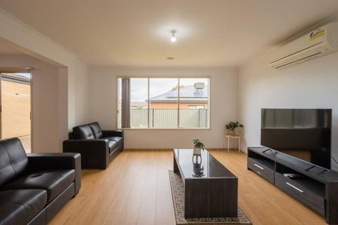 Relaxing Family Home In The Heart Of Tarneit - Yamba Accommodation 0