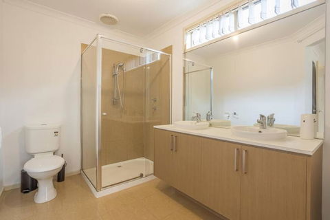 Relaxing Family Home In The Heart Of Tarneit - Yamba Accommodation 1