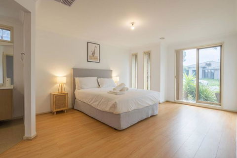 Relaxing Family Home In The Heart Of Tarneit - Yamba Accommodation 3