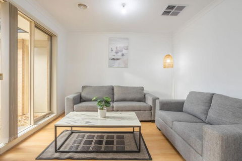 Relaxing Family Home In The Heart Of Tarneit - Yamba Accommodation 2