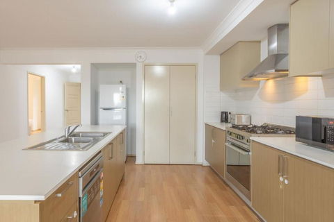 Relaxing Family Home In The Heart Of Tarneit - Yamba Accommodation 3