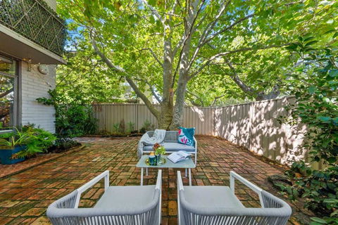 Romantic Retreat With Garden - Yamba Accommodation 1