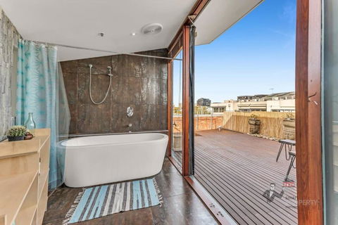 Rooftop Warehouse In Fitzroy - Yamba Accommodation 1